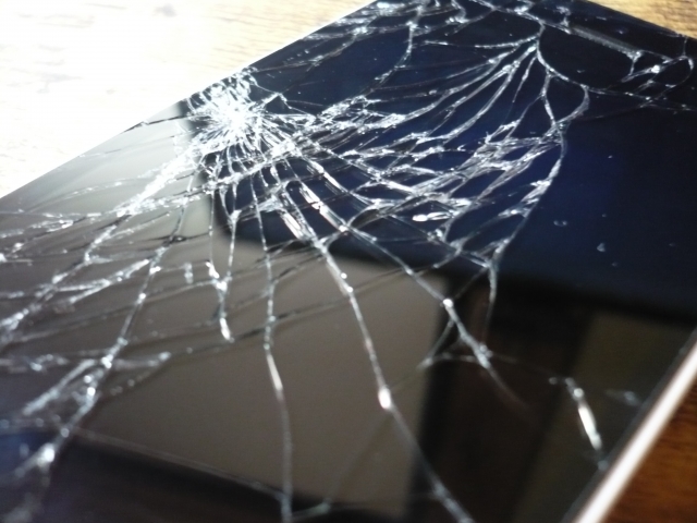 iPhone背面ガラス修理の費用と依頼先まとめ｜放置リスクと準備も解説