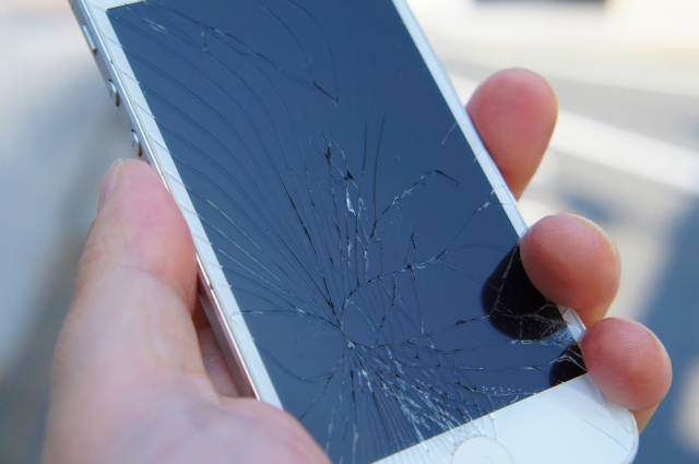 スマホの画面割れを自分で修理する手順とリスク｜費用対策